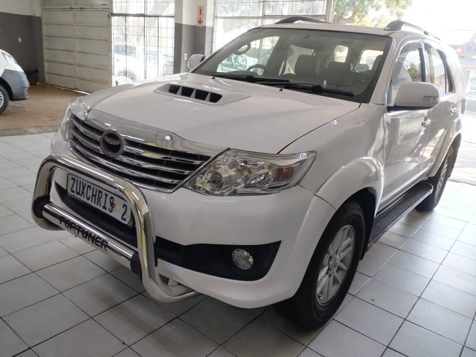 2013 TOYOTA FORTUNER 3.0 D4D /4X2/AUTOMATIC TRANSMISSION/151,000KM/LEATHER SEATS/CODE2/WHITE COLOUR/