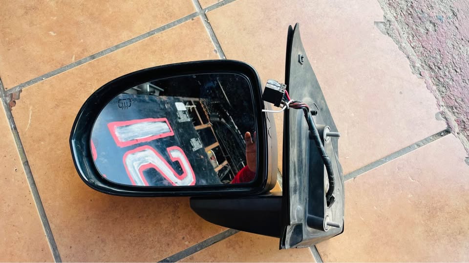Dodge Caliber side mirror - Private Seller Dodge Caliber side mirror - Private Seller