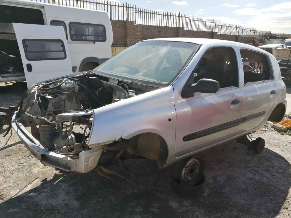 Clio mk2 Stripping for spares - Private Seller