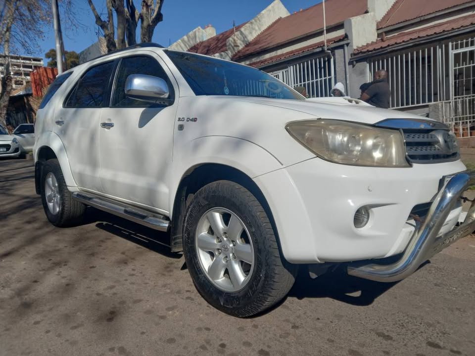 2011 Toyota Fortuner 3.0 D4D Diesel, 4x4 Automatic, White, 266000km