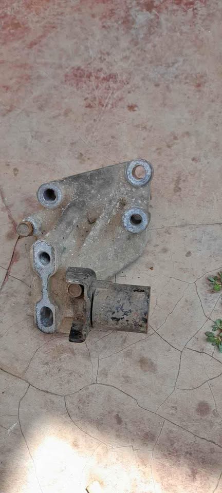 Daihatsu sirion Top Gearbox mounting - Private Seller Daihatsu sirion Top Gearbox mounting - Private Seller