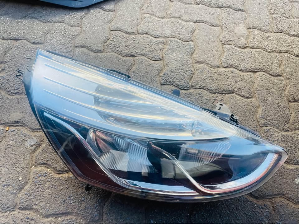 Renault Clio 4 headlight - Private Seller Renault Clio 4 headlight - Private Seller