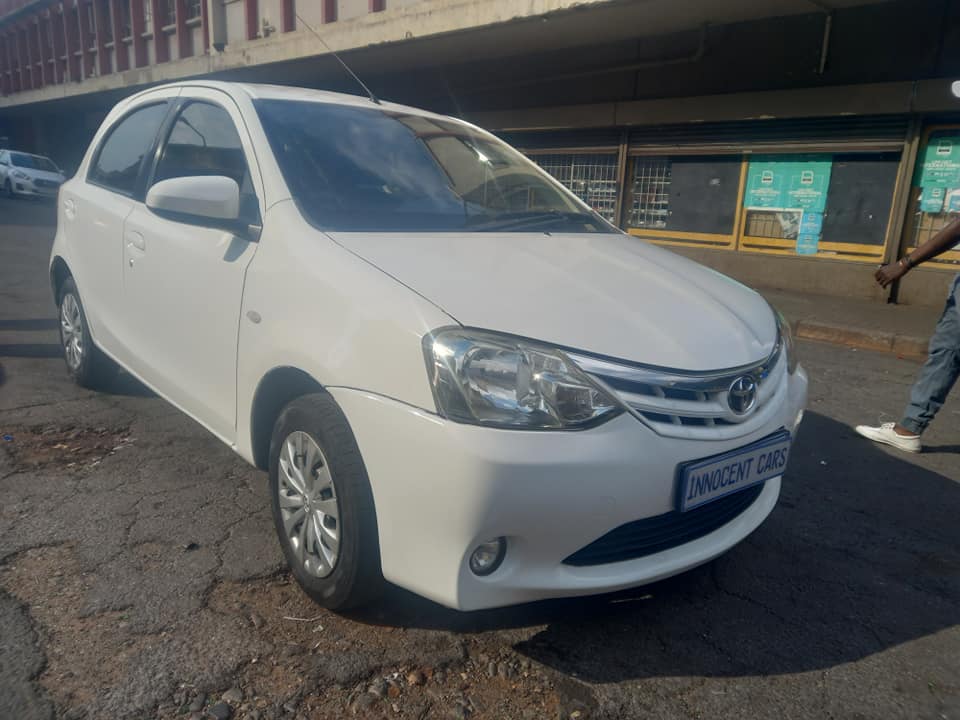 2014 TOYOTA ETIOS HATCHBACK 1.5 PETROL, MANUAL TRANSMISSION, WHITE COLOUR, MILEAGE 93000KM