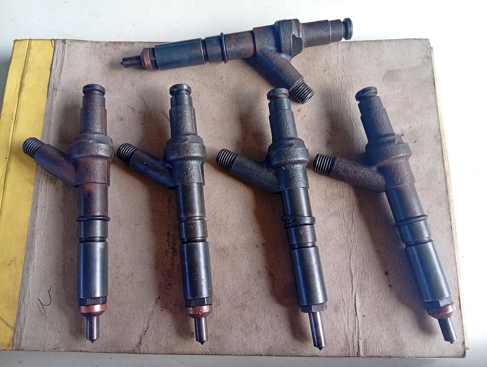 Isuzu kb250 injectors