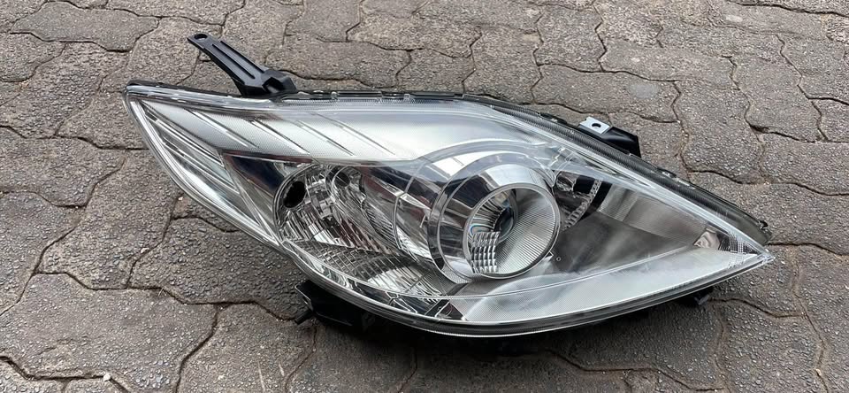 Mazda 5 headlight 2008 - Private Seller Mazda 5 headlight 2008 - Private Seller