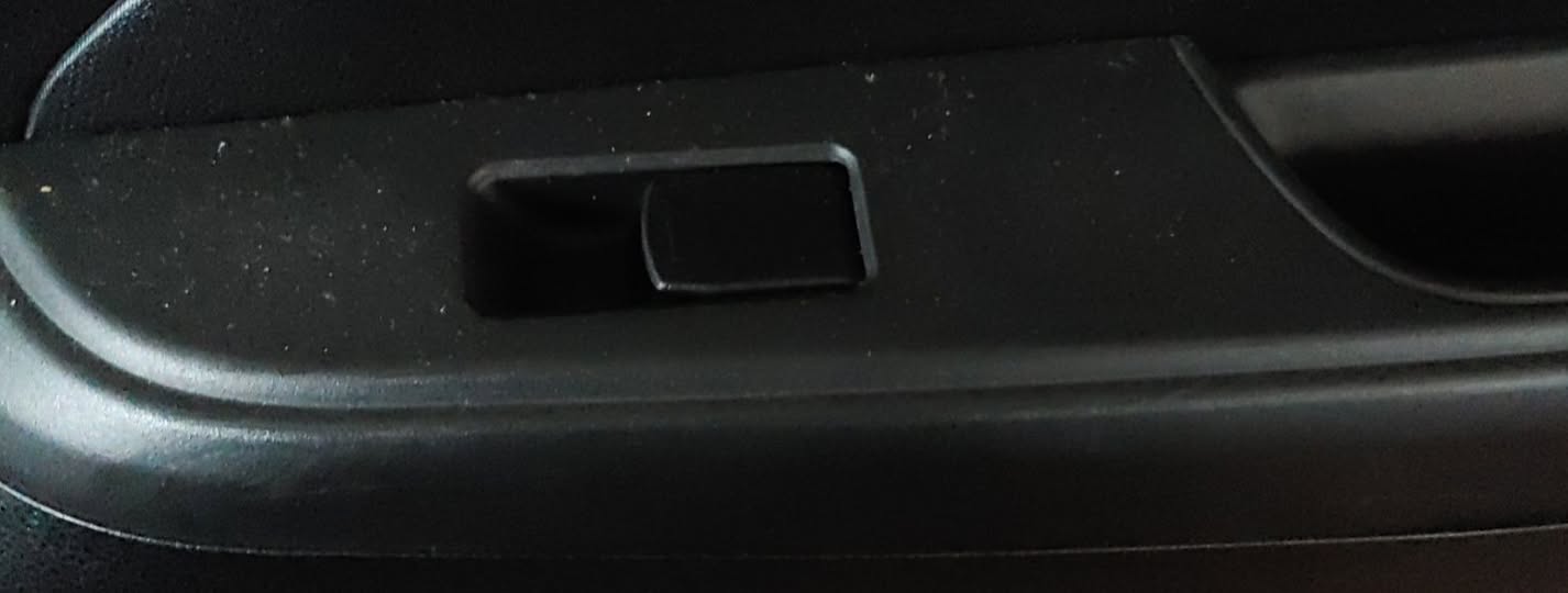 SUZUKI SWIFT RIGHT REAR WINDOW SWITCH - Private Seller SUZUKI SWIFT RIGHT REAR WINDOW SWITCH - Private Seller