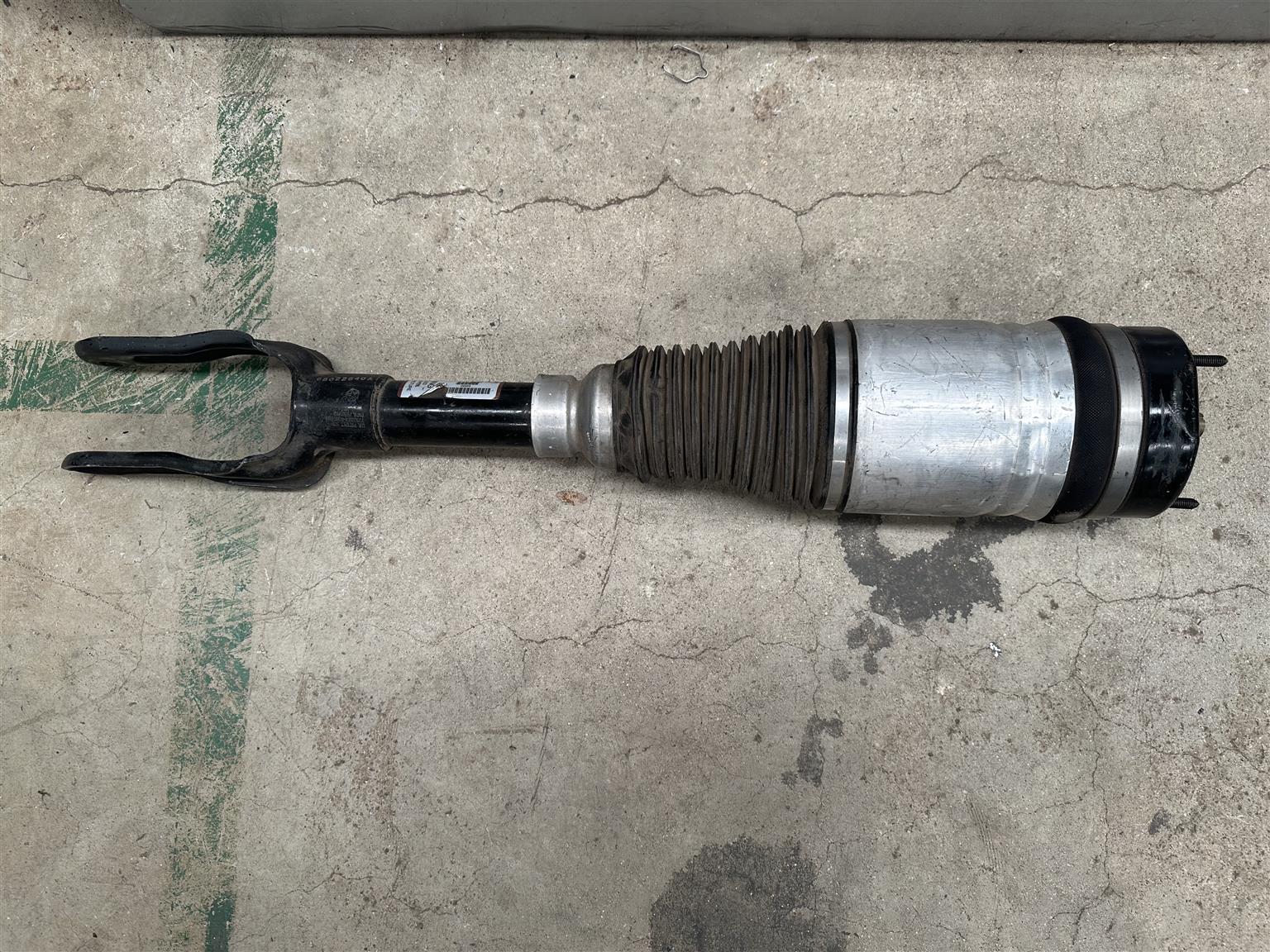 2014 Grand Jeep Cherokee Right Front Shock Absober - Private Seller 2014 Grand Jeep Cherokee Right Front Shock Absober - Private Seller