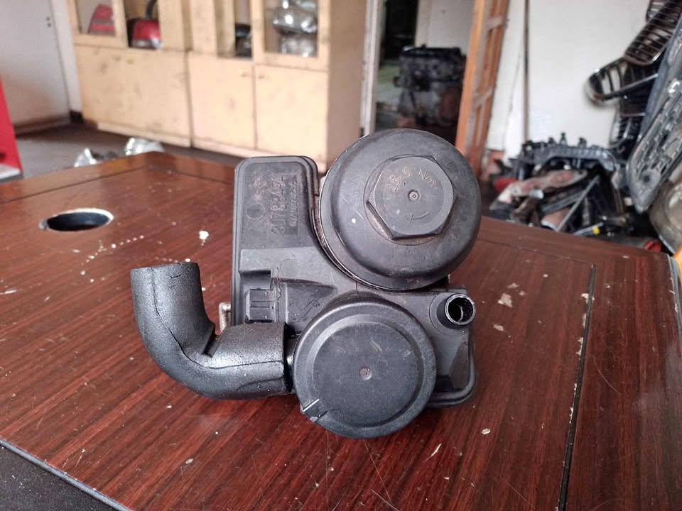 VOLVO S40 2006 OIL FILTER HOUSING AVAILABLE DELIVERY AVAILABLE COUNTRY WIDE - Private Seller VOLVO S40 2006 OIL FILTER HOUSING AVAILABLE DELIVERY AVAILABLE COUNTRY WIDE - Private Seller