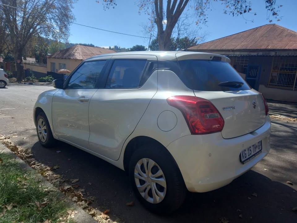 2021 SUZUKI SWIFT 1.2 PETROL, MANUAL, WHITE, 95000KMS. SERVICE BOOK