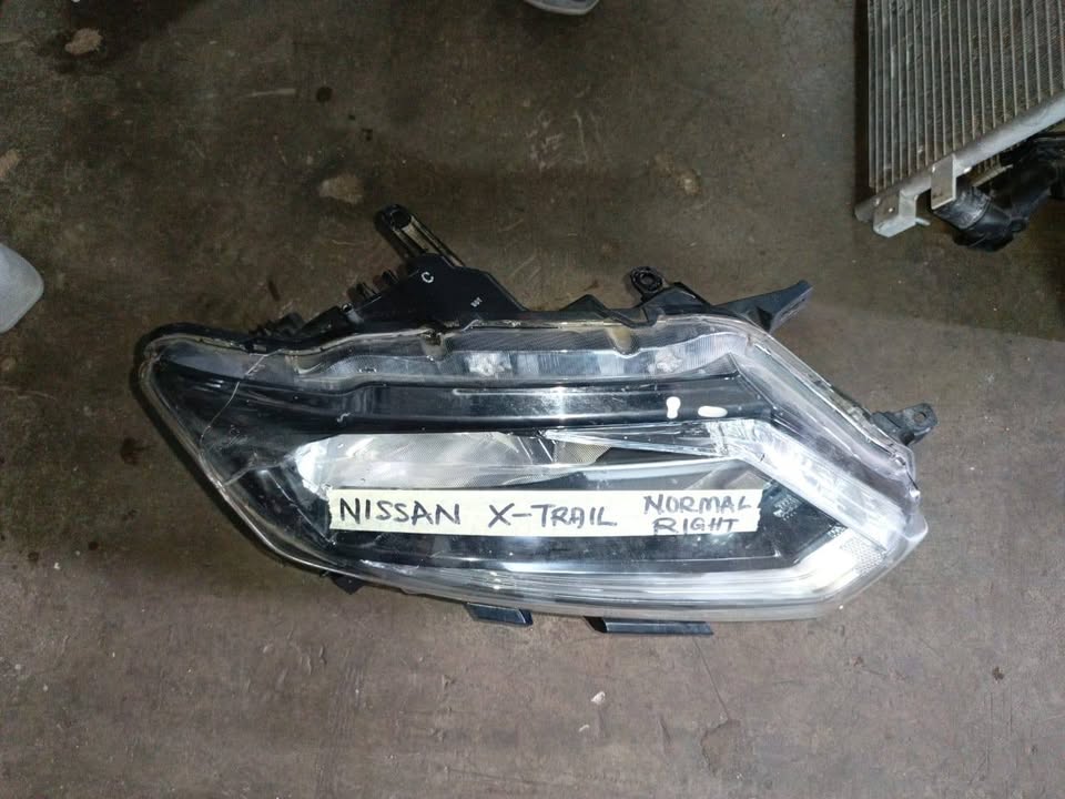 Nissan X_Trail Normal Headlight - Private Seller Nissan X_Trail Normal Headlight - Private Seller