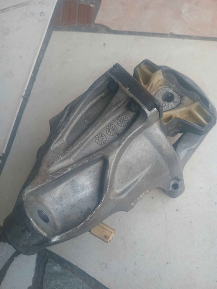 Engine mounting fits Audi A4 8wo 199371B - Private Seller Engine mounting fits Audi A4 8wo 199371B - Private Seller