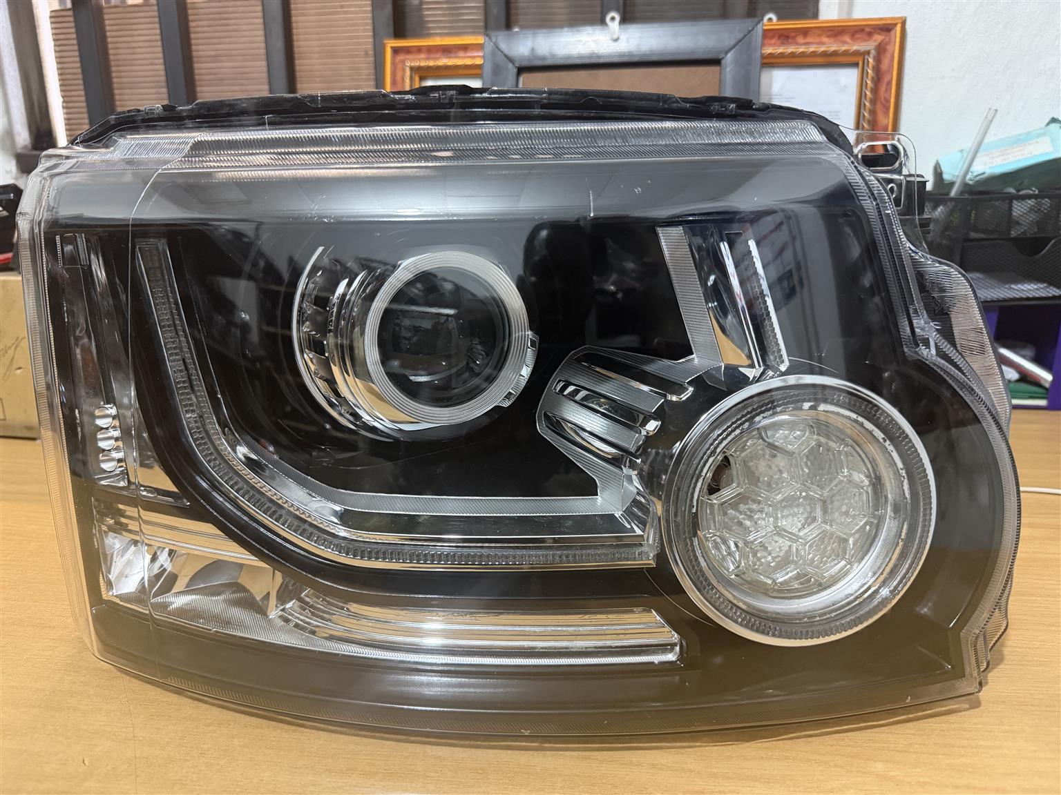 Land Rover Discovery 4 Headlight 16 pin - Private Seller Land Rover Discovery 4 Headlight 16 pin - Private Seller