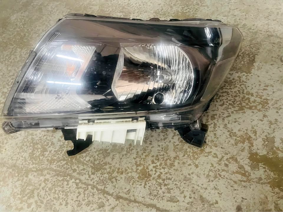 Nissan Navara NP300 Headlight (normal) - Private Seller Nissan Navara NP300 Headlight (normal) - Private Seller