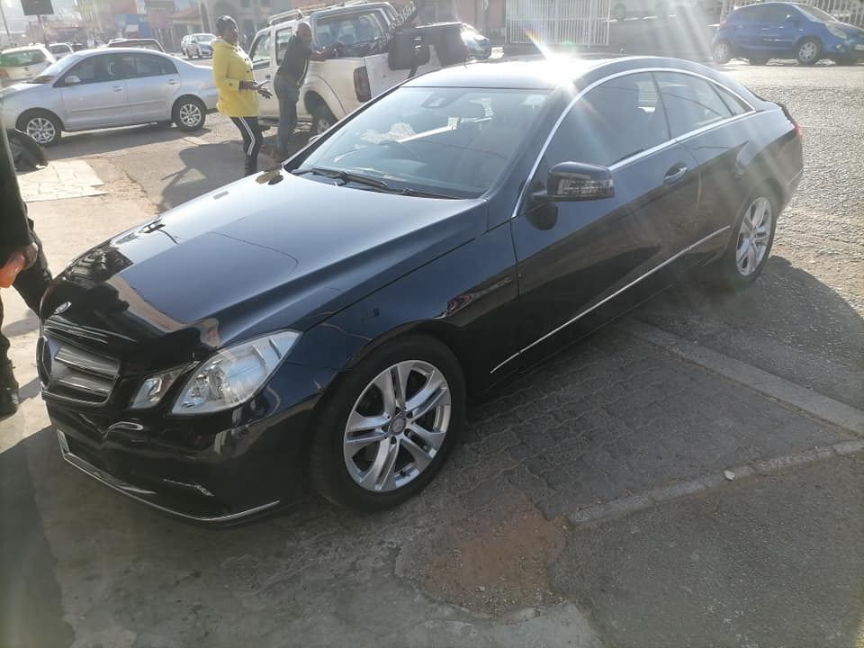 2010 Mercedes Benz E350 Coup Automatic V6 Engine with a leather seat Service book and spare key
