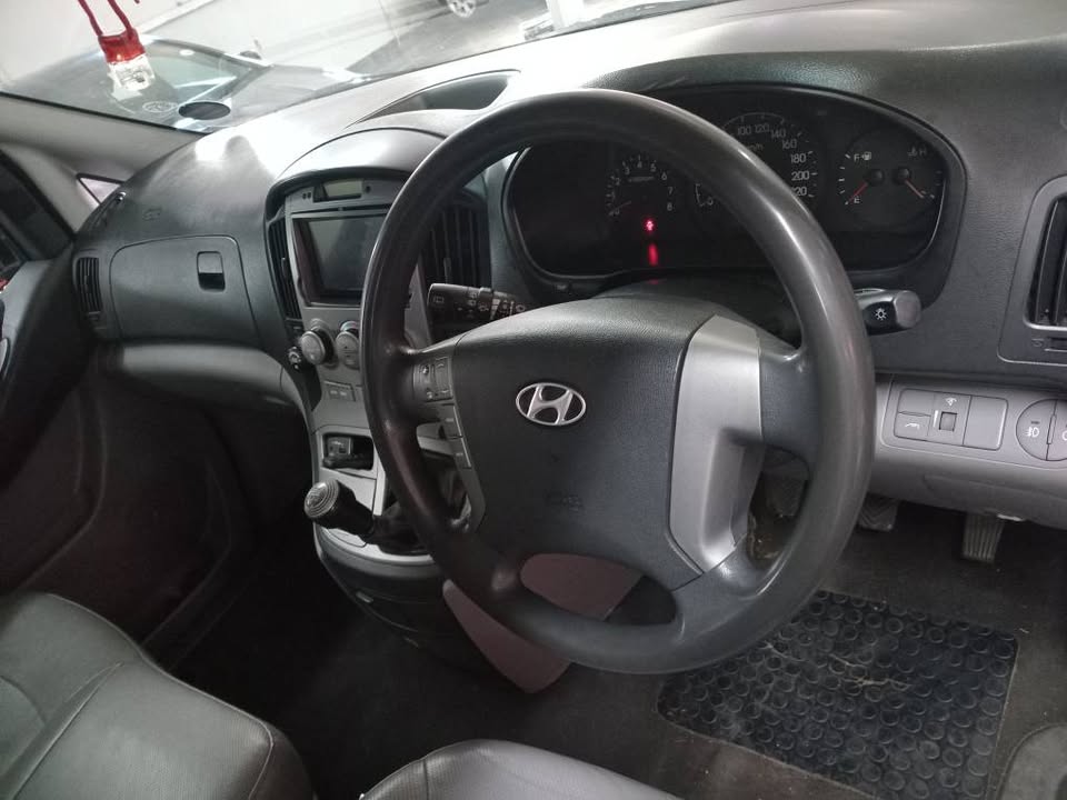 2013 Hyundai H1 2.4 Petrol manual white color Reverse Camera Leather Seat 115000km