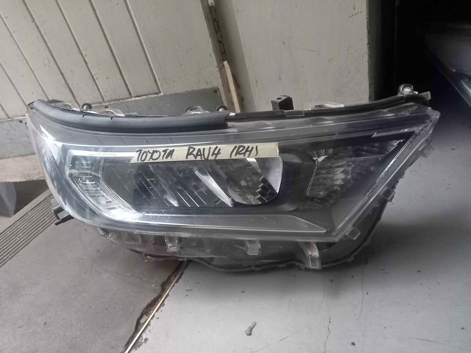 Toyota RAV4 headlight right side - Private Seller Toyota RAV4 headlight right side - Private Seller
