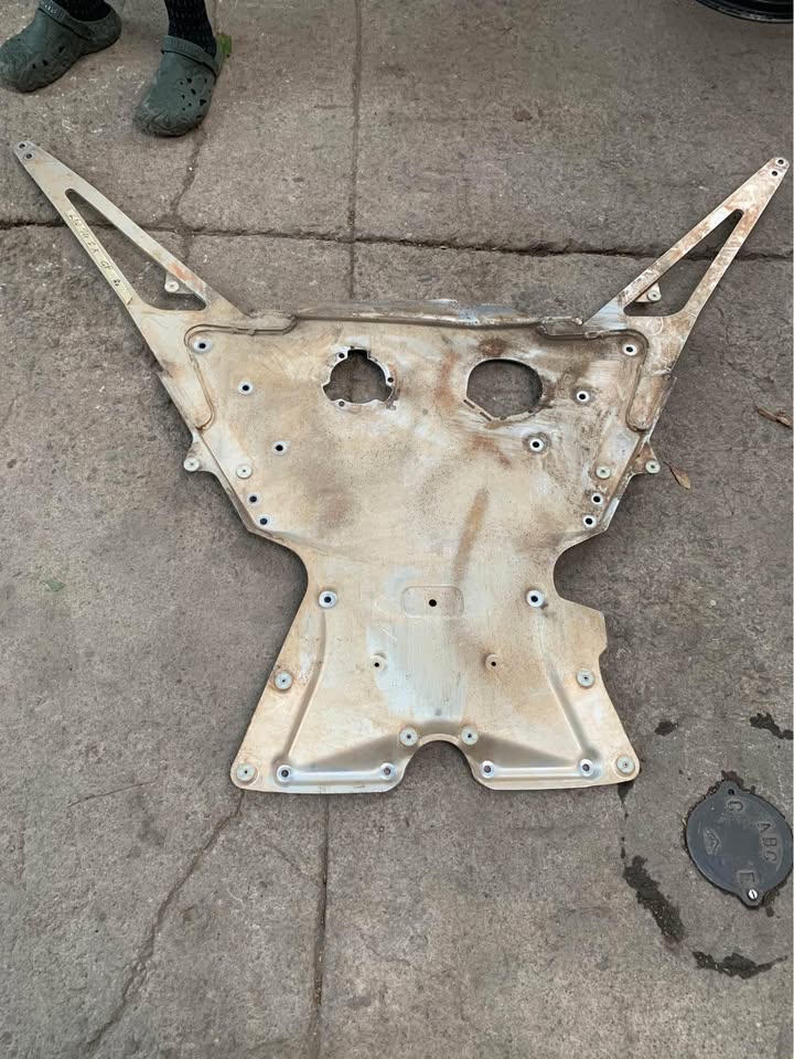 BMW i8 splash tray