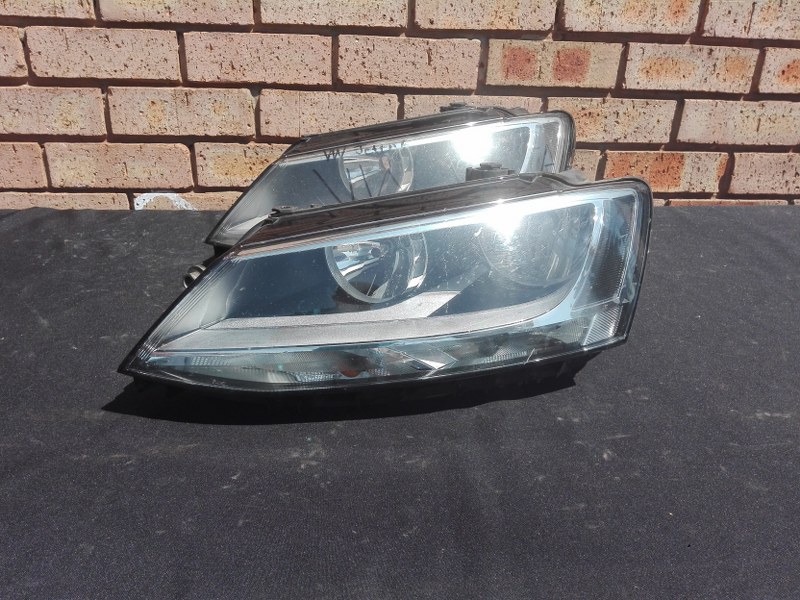 Volkswagen Jetta 6 Left side Headlight - Private Seller Volkswagen Jetta 6 Left side Headlight - Private Seller