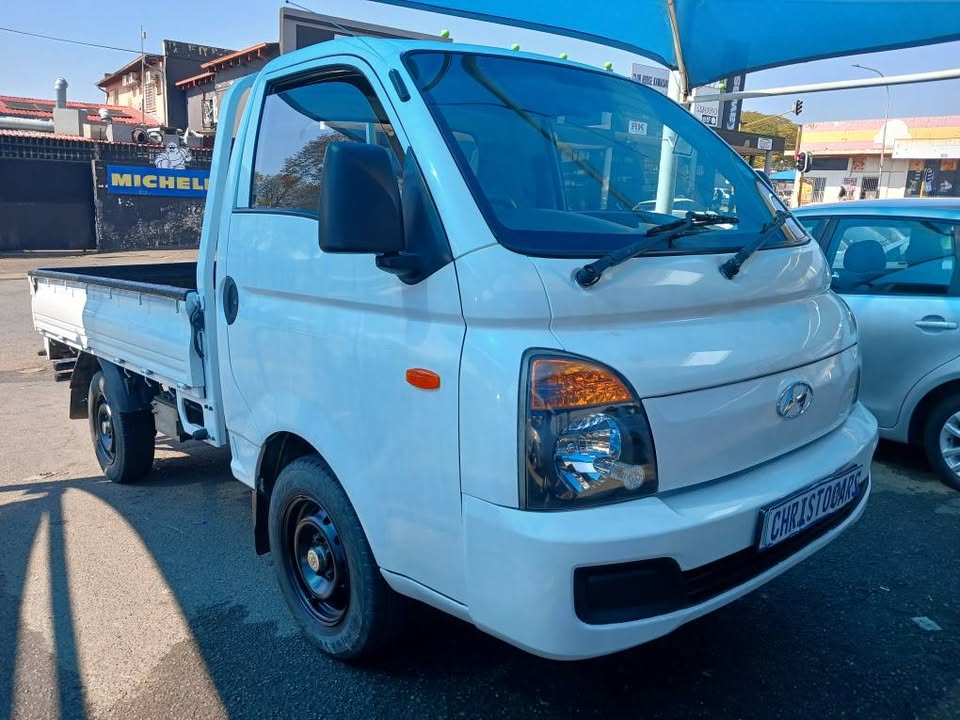 2015 model Hyundai H-100 manual transmission diesel 2.6 engine capacity mileage 79000km