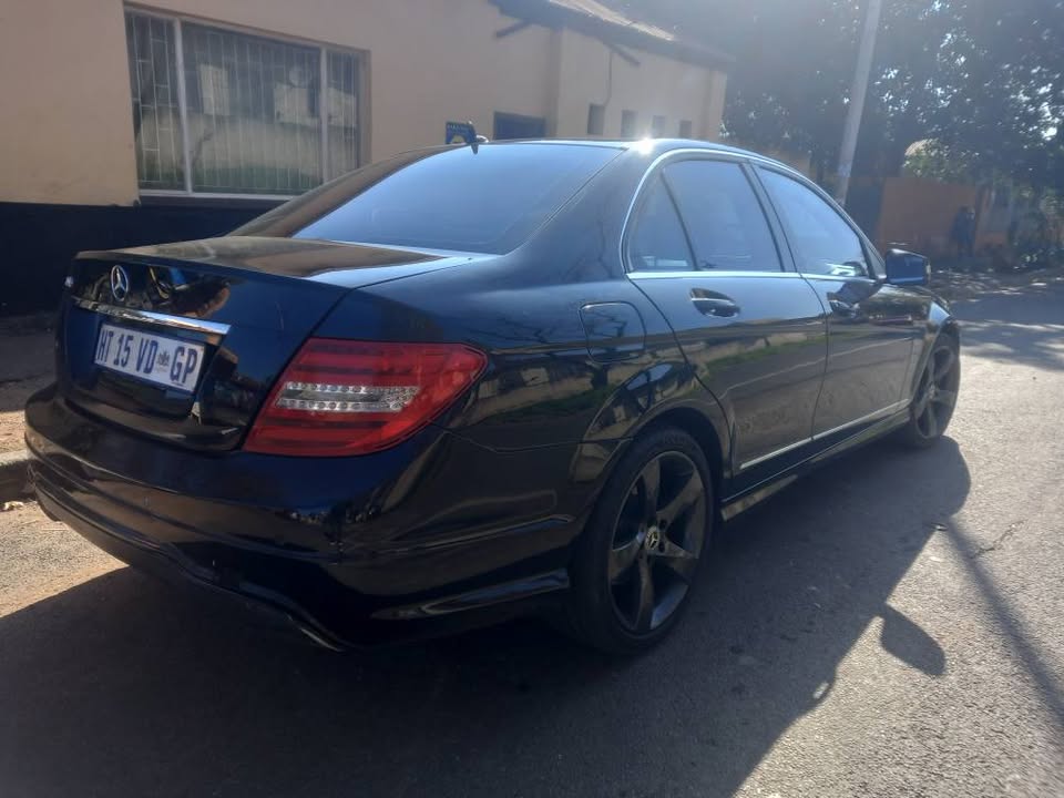 2014 Mercedes Benz C200 Petrol, Automatic, Black, 270000kms. Leather Seats Sunroof.