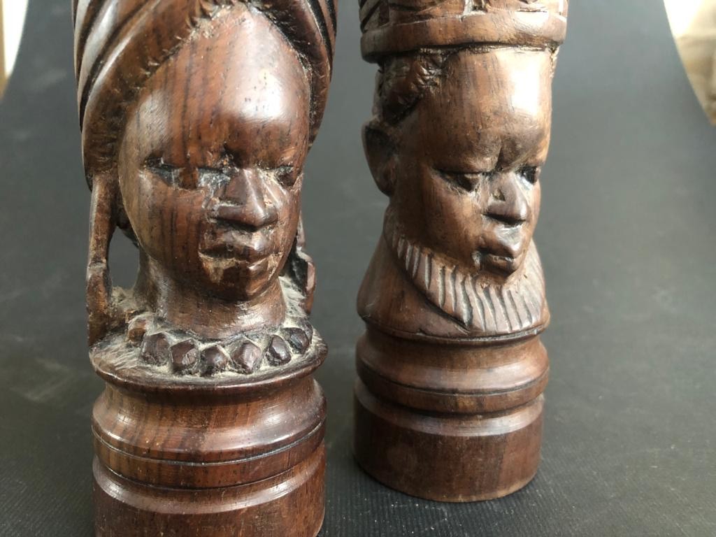 Pair of mahogany salt and pepper pots - Hard-carved