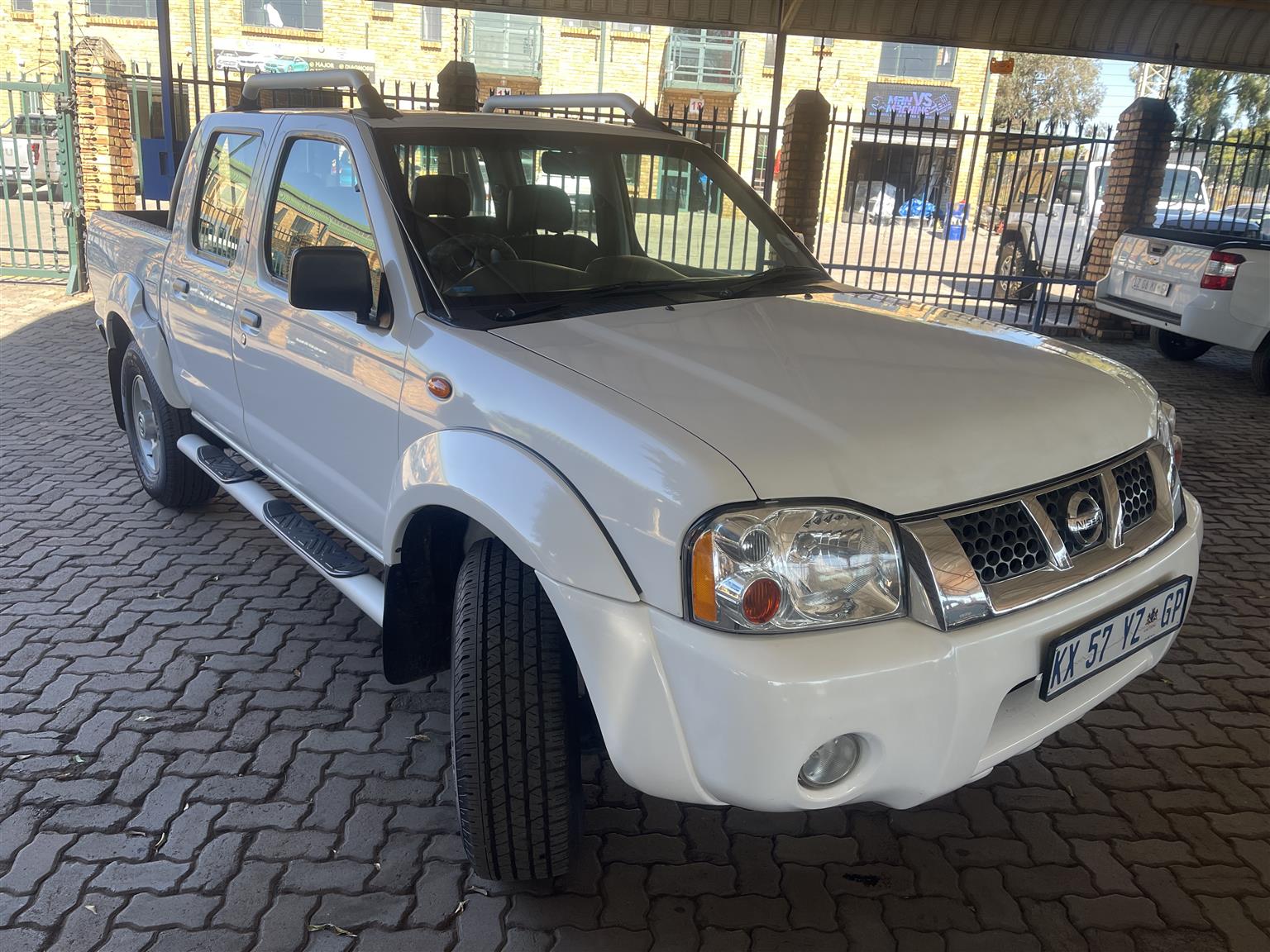 nissan np300 2.4i hi rider double cab bakkie