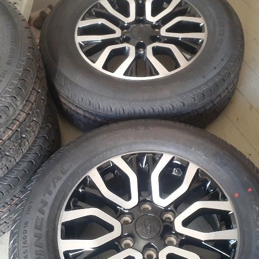 Thunder rims black and silver color rims - Private Seller