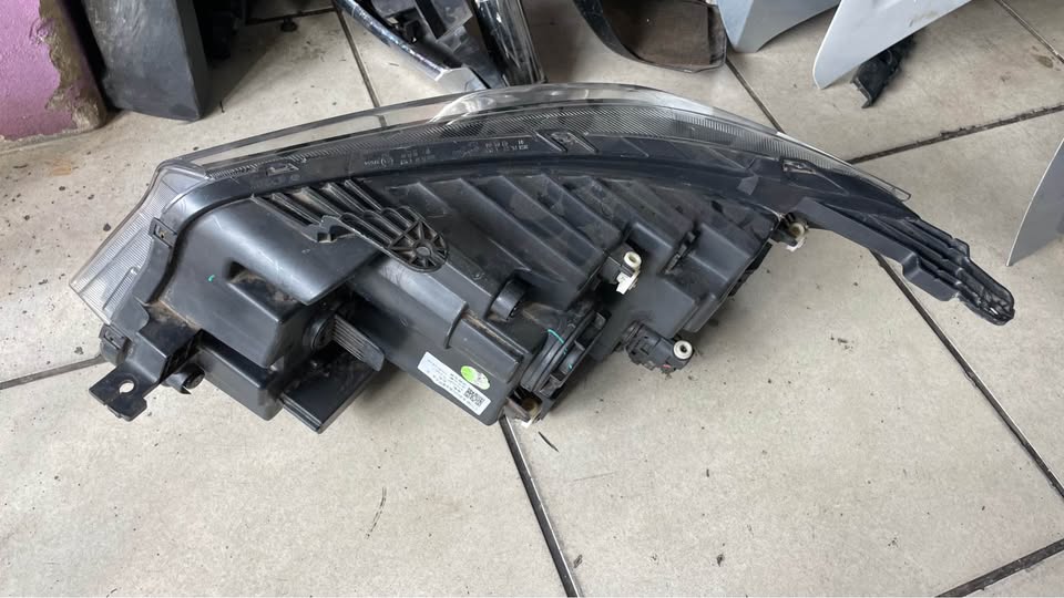 Peugeot LandTrek headlight - Private Seller Peugeot LandTrek headlight - Private Seller