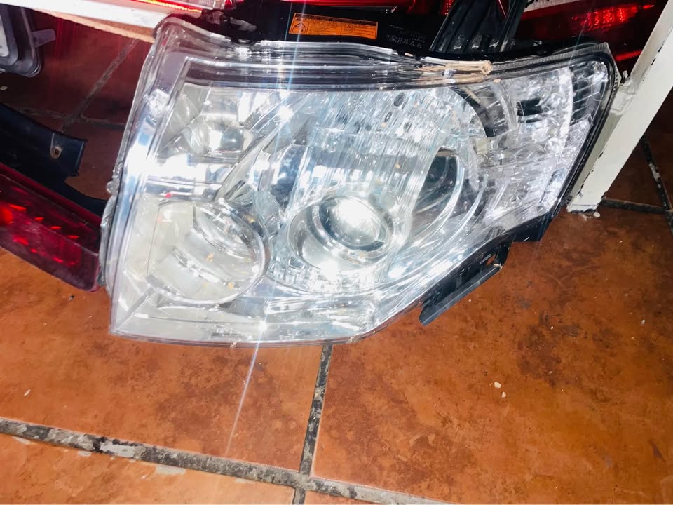 Mitsubishi Pajero headlight 2009 - Private Seller Mitsubishi Pajero headlight 2009 - Private Seller