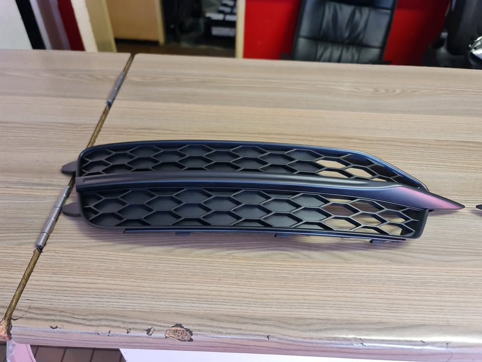 2015 AUDI A6 FOGLIGHT GRILL LIGHT AND RIGHT IN A PRISTINE CONDITION FOR SALE. - Private Seller