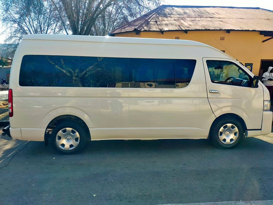 2011 TOYOTA QUANTUM 2.5 GL 14SEATER Transmission: Manual  Mileage: 230000km Fueltype: Diesel White