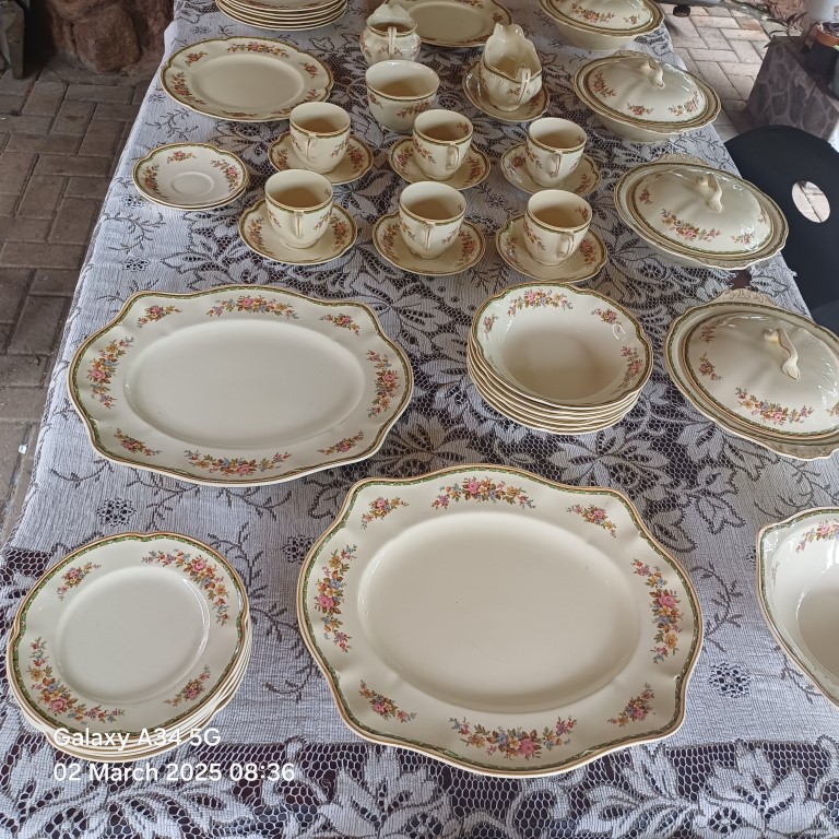 JOHNSON BROS 44 PIECE STUNNING VINTAGE SET