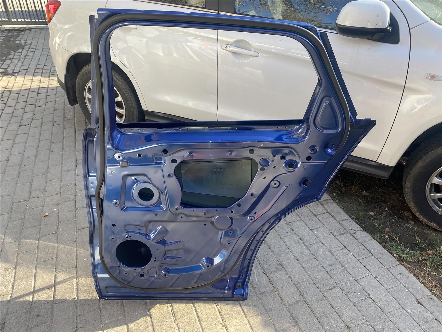 2018 JAGUAR F-PACE RIGHT REAR DOOR SHELL FOR SALE. IN EXCELLENT CONDITION