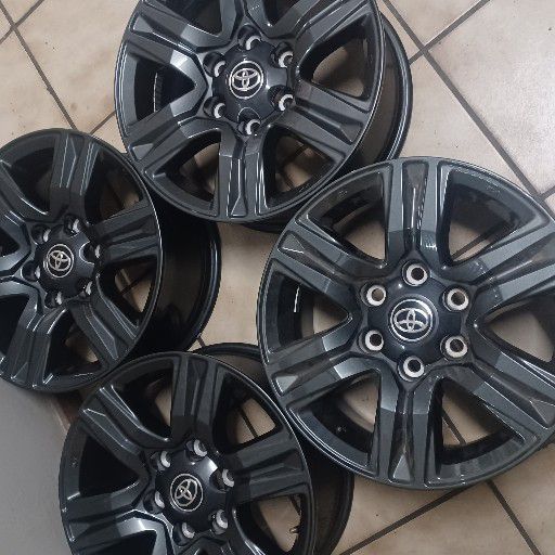 17inch toyota rims with center caps
