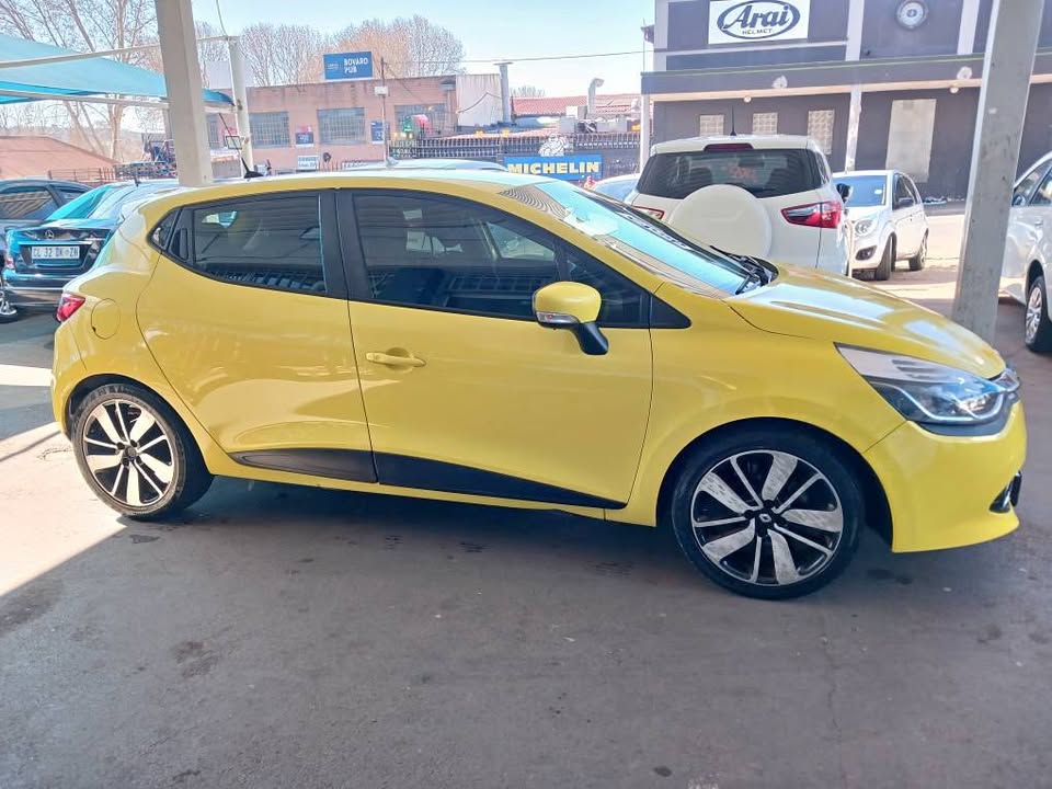 2015 RENAULT CLIO IV 900T  Transmission: Manual  Mileage: 92000km  Fueltype: Petrol  Yellow
