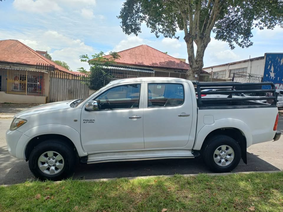 2008 TOYOTA HILUX DOUBLE CAB 2.7 VVTI HI RIDER IN EXCELLENT CONDITION