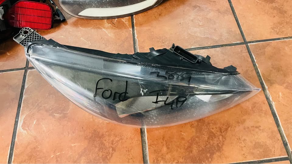 Ford Focus headlight - Private Seller