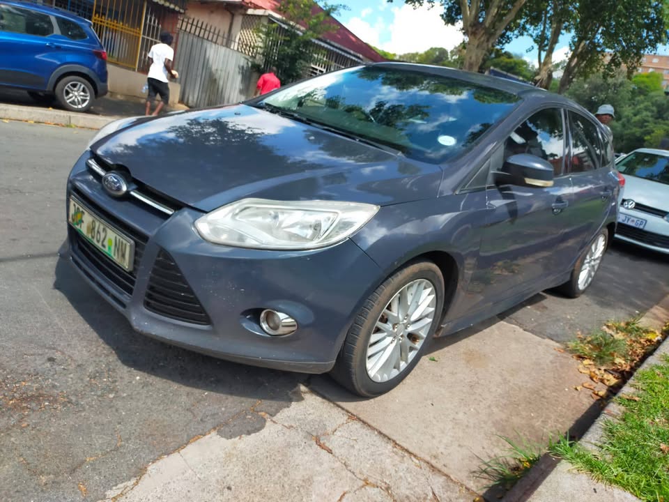 2014 Ford Focus Hatchback Engine Capacity 1.6 Petrol, Manual Transmission, Blue Color, Mileage 9800