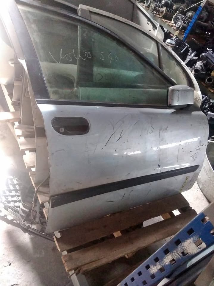 VOLVO S40 RIGHT FRONT DOOR - Private Seller VOLVO S40 RIGHT FRONT DOOR - Private Seller