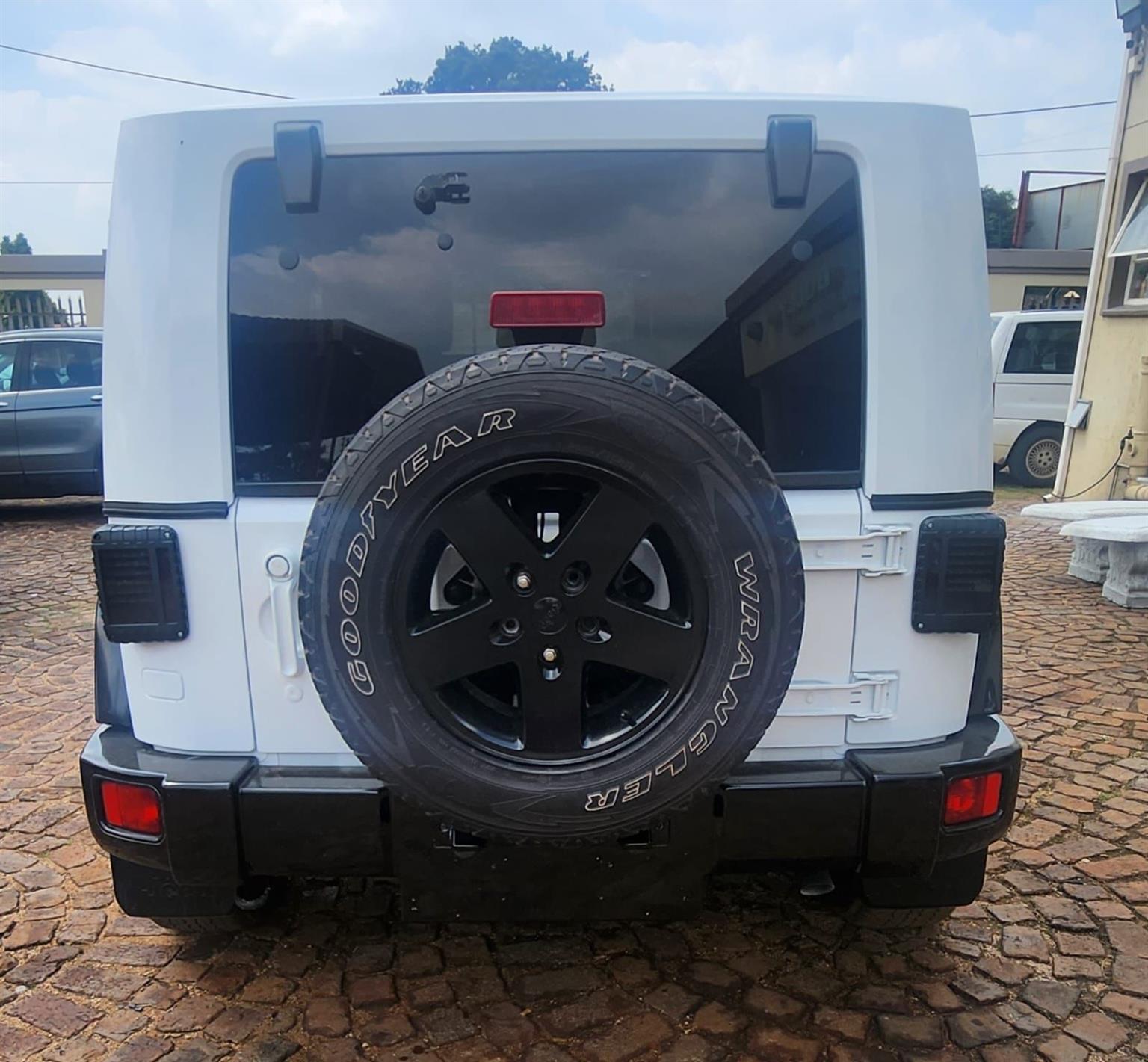 Jeep Wrangler Jk 3.8 2010 Tail Gate Door & Spare Wheel Holder - Private Seller Jeep Wrangler Jk 3.8 2010 Tail Gate Door & Spare Wheel Holder - Private Seller