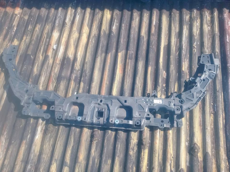 Land rover discovery front top stiffiner - Private Seller Land rover discovery front top stiffiner - Private Seller