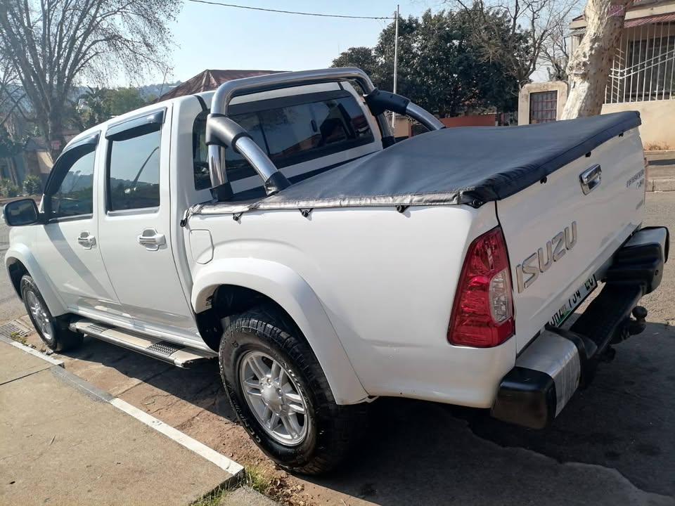 2012 ISUZU KB300 DTEQ DOUBLE CAB WITH SERVICE BOOK AND SPARE KEYS