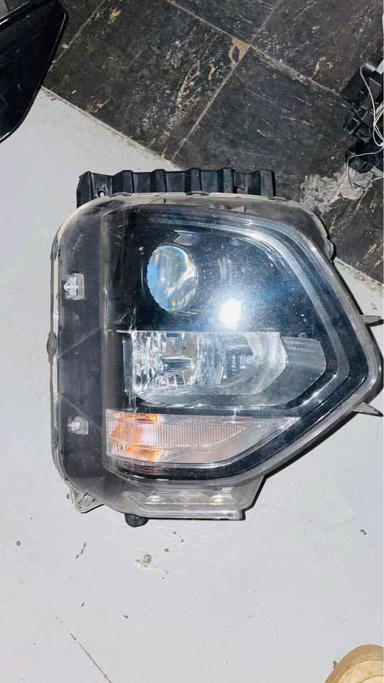 Hyundai Santa Fe Headlight 2019 - Private Seller Hyundai Santa Fe Headlight 2019 - Private Seller