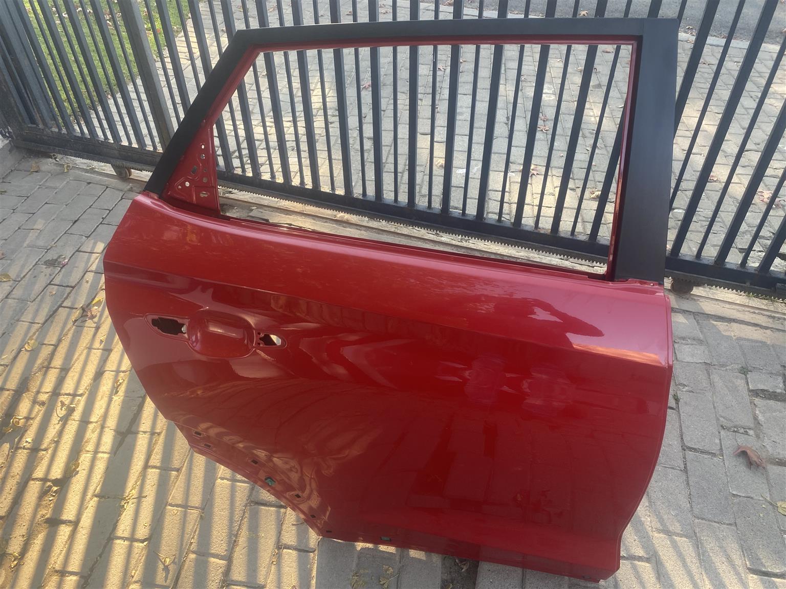 2020 HYUNDAI TUCSON RIGHT REAR DOOR SHELL FOR SALE. IN PRISTINE CONDITION - Private Seller