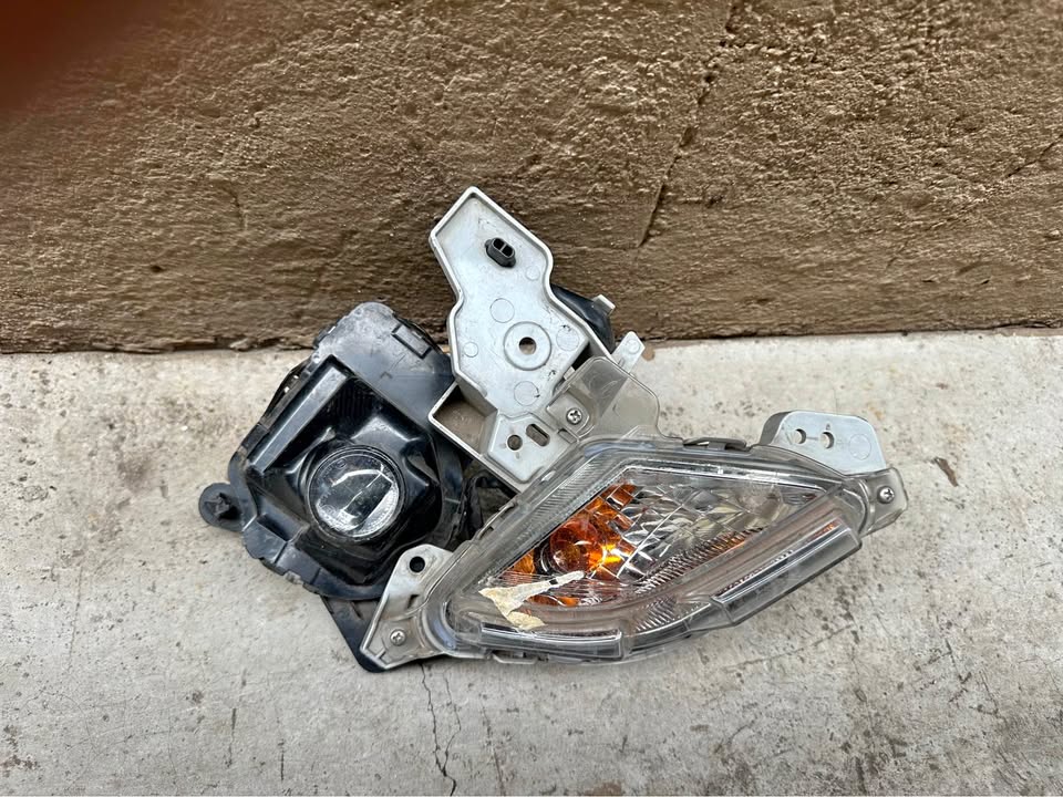 Mazda cx3 left side fog light with indicator - Private Seller Mazda cx3 left side fog light with indicator - Private Seller