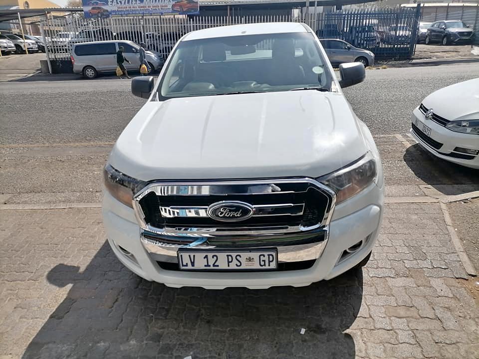 2014 Ford Ranger 2.2 6Speed Club Cab with a Nice interior seat