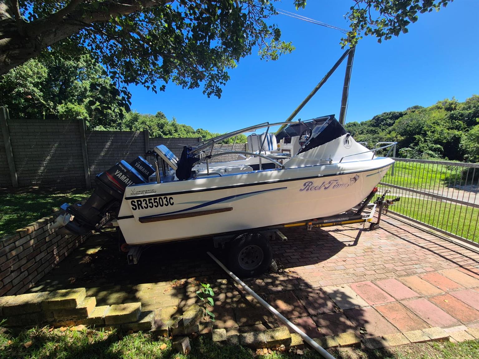 Cobra Cat 525 Boat