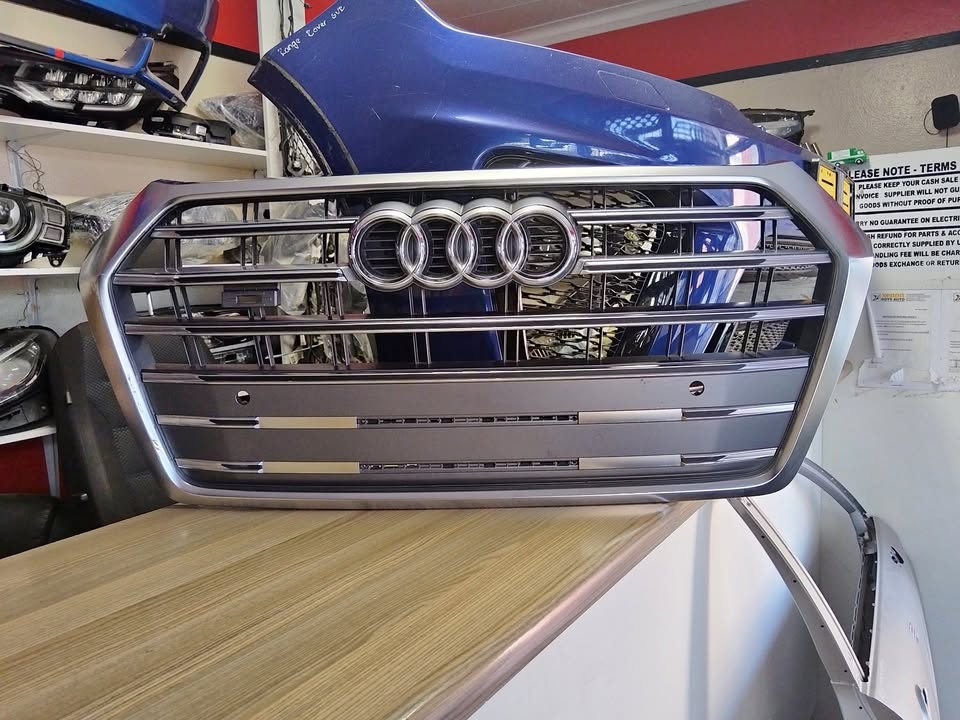 2019 AUDI Q5 FRONT BUMPER MAIN GRILL SUPER CLEAN FOR SALE - Private Seller 2019 AUDI Q5 FRONT BUMPER MAIN GRILL SUPER CLEAN FOR SALE - Private Seller