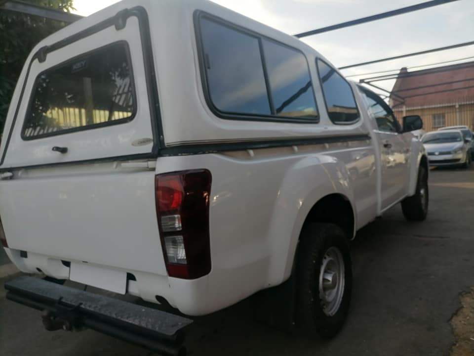 2017 Isuzu Bakkie KB250 With a Canopy