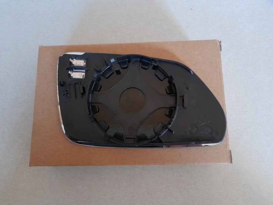VW POLO 2005/09 BRAND NEW DOOR MIRROR GLASS FORSALE ( free fitment) .